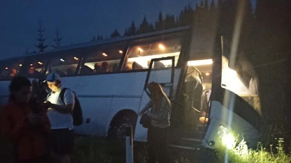 Автобус с пассажирами улетел в кювет по дороге из Екатеринбурга в Соликамск  Рифей-Пермь новости Перми и Пермского края