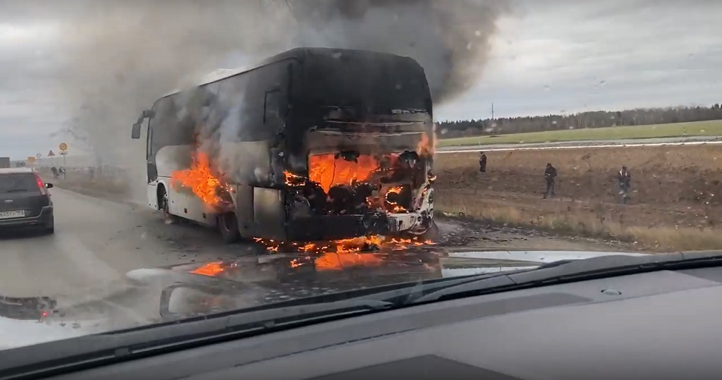 Автобус горячий. Горит автобус трасса Краснокамск Нытва.