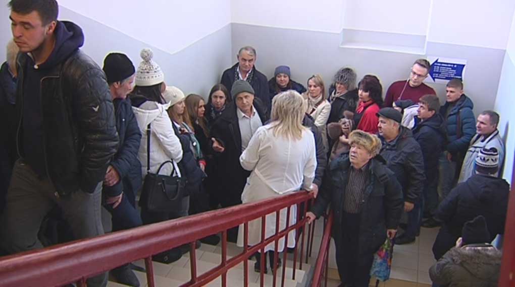 Очередь в наркологический диспансер воронеж. Минздрав очередь. Минздрав очередь. Огромная очередь в больнице. Наркодиспансер воронеж.