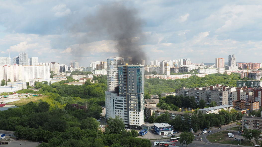 Горящие здания. Пожар 25 этаж. Пожар в королёве. Пожар на шахтеров красноярск. Пожарная безопасность высотных зданий.