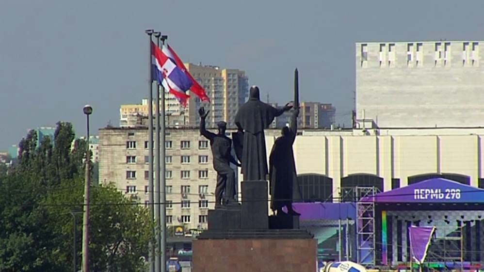 Сутки перми. Памятник Победы. Военные памятники Перми. Памятник 9 мая. Памятники посвященные войне.