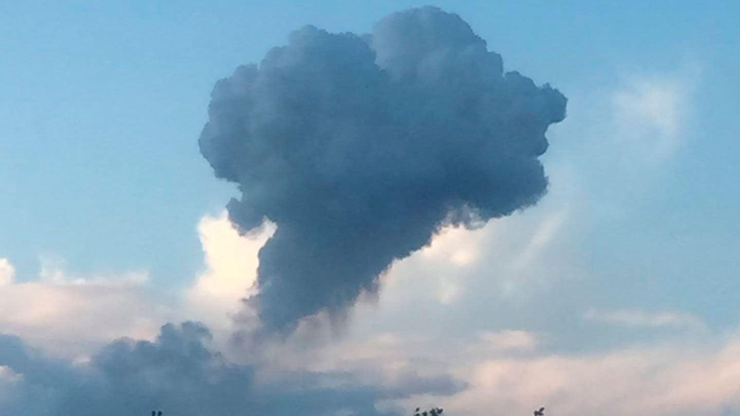 Взрыв хлопок сегодня. Дым пороховой завод Пермь. Огромное облако дыма. Столб дыма.