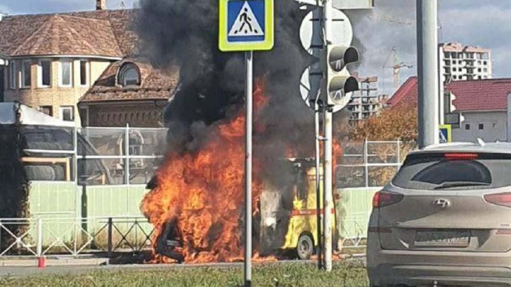 Загорелась машина в Перми на Ленина