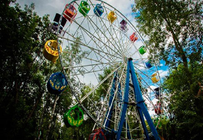 Парк культуры закрыт. Парк Горького Пермь. Парк Горького Пермь аттракционы. Горьковский парк Пермь аттракционы. Сад имени Горького Пермь.